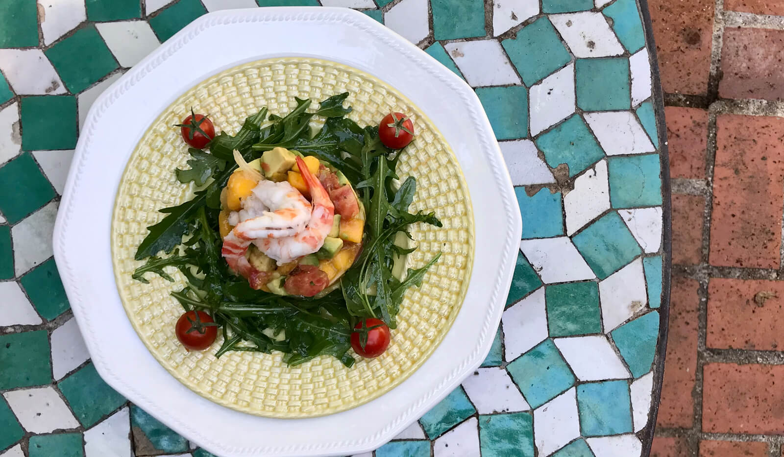 Ensalada de langostinos con mango y aguacate